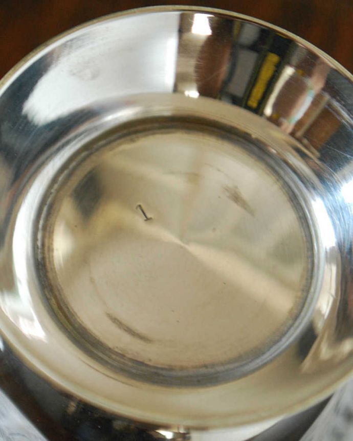 アンティーク 真鍮の雑貨　アンティーク雑貨　英国アンティークの銀食器、アンティークシルバーのハンドル付きカップ。裏はこんな感じです。(k-2141-z)