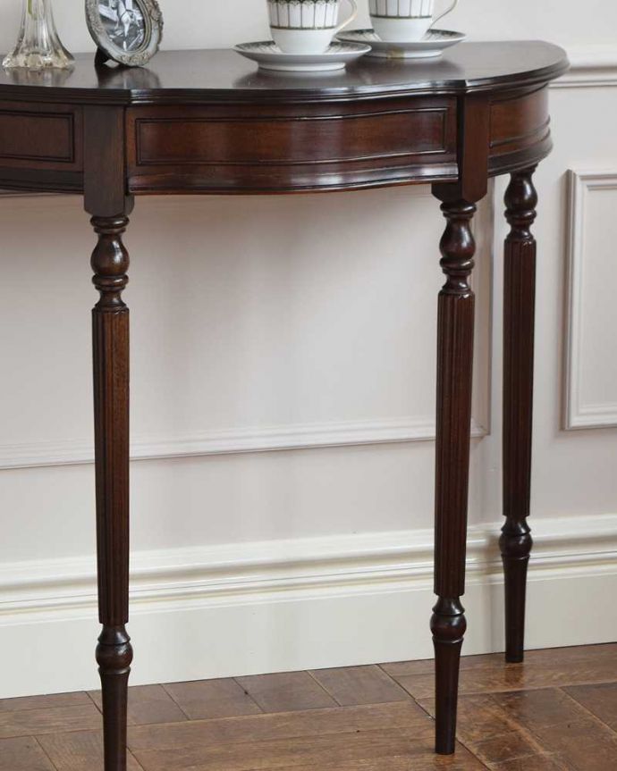 アンティークのテーブル　アンティーク家具　脚の装飾が美しいマホガニー材のコンソールテーブル（引き出し付き）。美しいデザインが印象的実用性を求めない見せ場を作ってくれるコンソールは、何より見た目が重要。(k-2142-f)