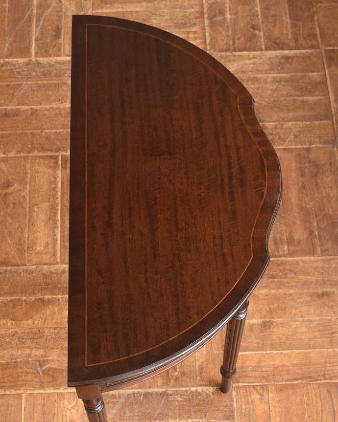 アンティークのテーブル　アンティーク家具　脚の装飾が美しいマホガニー材のコンソールテーブル（引き出し付き）。上から見ると半分のお月様が見えますハーフムーン（半月型）の天板には、何を置いても素敵に魅せてくれる力があります。(k-2142-f)