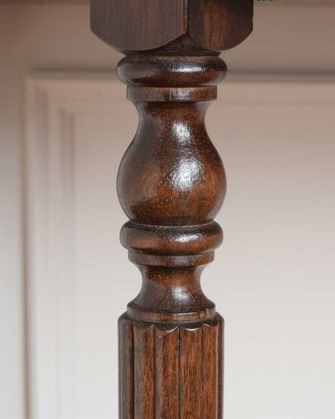 アンティークのテーブル　アンティーク家具　脚の装飾が美しいマホガニー材のコンソールテーブル（引き出し付き）。うっとりする美しさアンティークだから手に入る美しい彫。(k-2142-f)