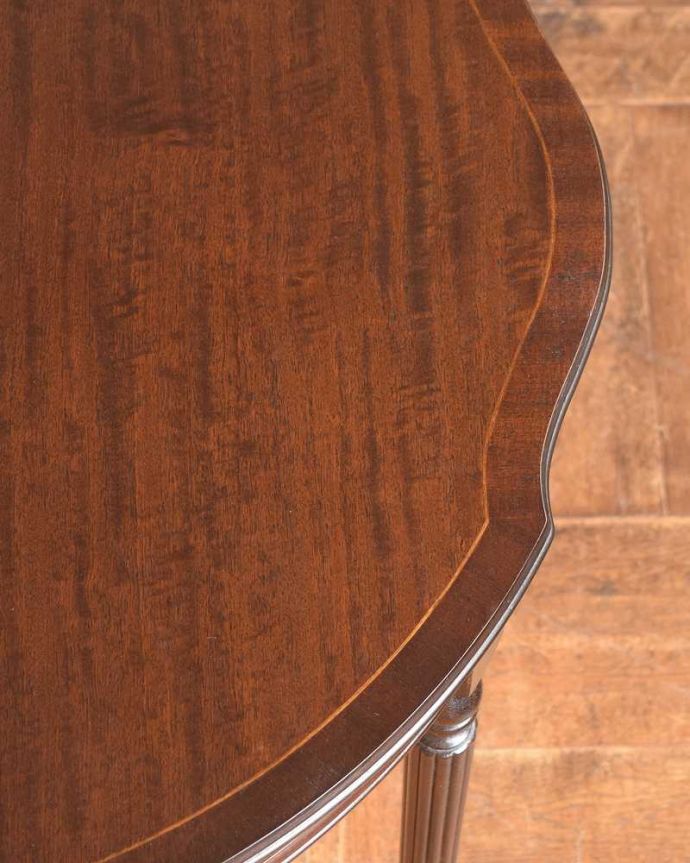 アンティークのテーブル　アンティーク家具　脚の装飾が美しいマホガニー材のコンソールテーブル（引き出し付き）。修復には自信がありますHandleでは専門の職人が修復する際、古い塗装を剥離してキレイにお直ししています。(k-2142-f)