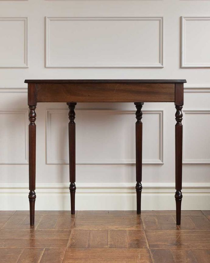 アンティークのテーブル　アンティーク家具　脚の装飾が美しいマホガニー材のコンソールテーブル（引き出し付き）。後ろ姿にも自信があります。(k-2142-f)