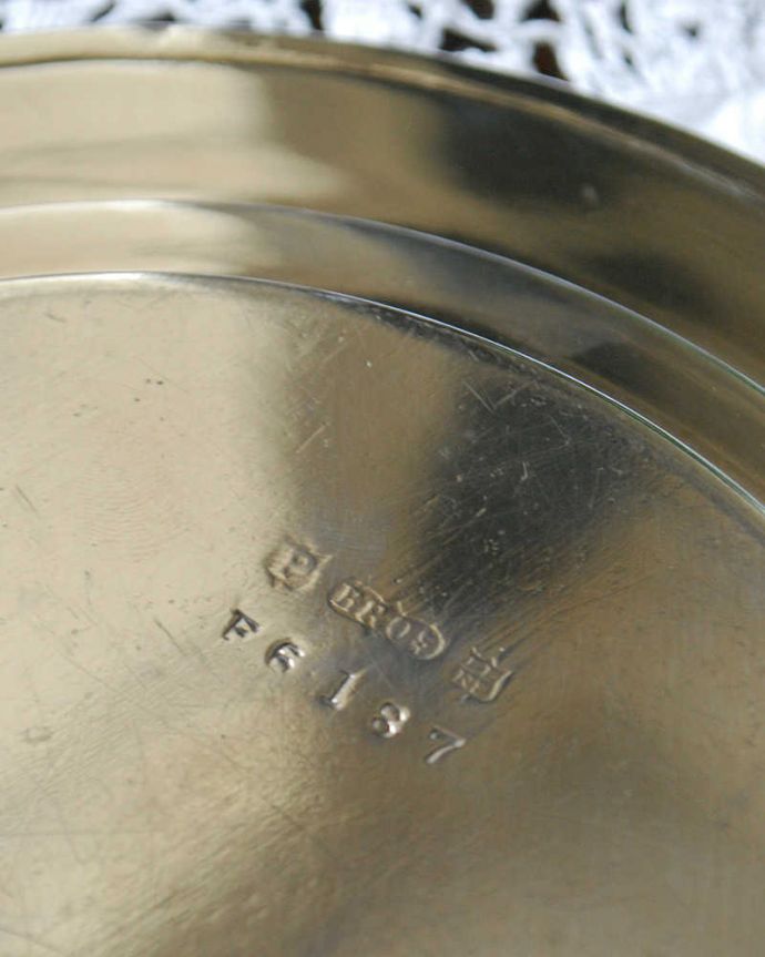 アンティーク シルバー製　アンティーク雑貨　英国輸入の銀食器、アンティークシルバーのプレート(トレイ) 。刻印されています。(k-2142-z)