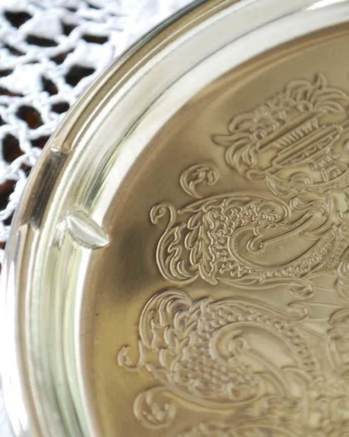 アンティーク 真鍮の雑貨　アンティーク雑貨　英国輸入のアンティーク銀雑貨、装飾が美しいシルバープレート（プレート）。繊細で美しい装飾がたっぷり入っています。(k-2143-z)