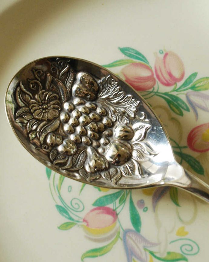 アンティーク 真鍮の雑貨　アンティーク雑貨　英国輸入の銀カトラリー、アンティークシルバーの装飾が美しいベリースプーン。花や葉、そして果物の装飾がとっても美しいデザインです。(k-2145-z)