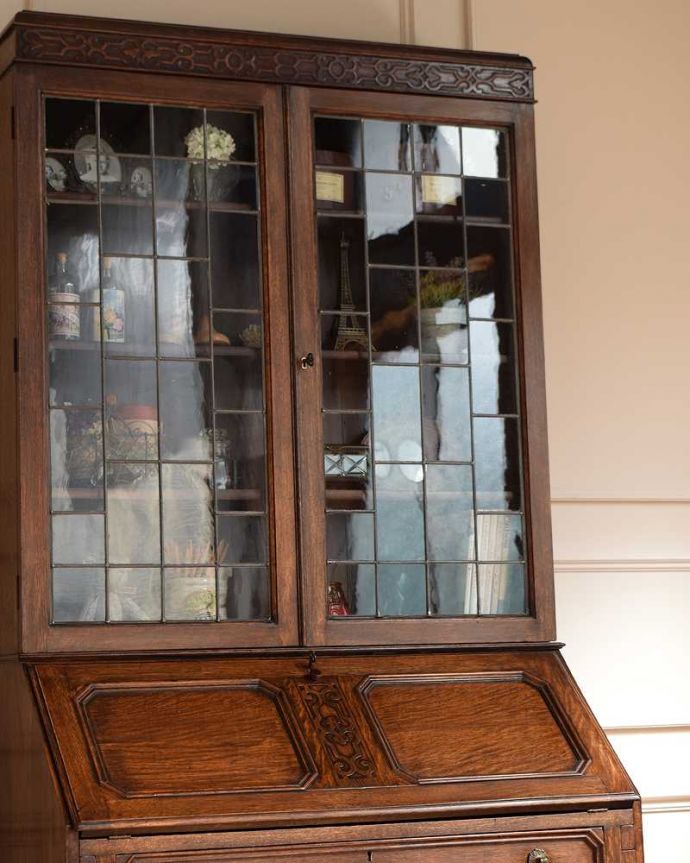 ビューロー　アンティーク家具　本棚とデスクが一つになった機能的な家具、アンティークビューローブックケース。英国アンティークらしいガラス扉の美しさデスクの上はガラス扉のキャビネット。(k-2146-f)