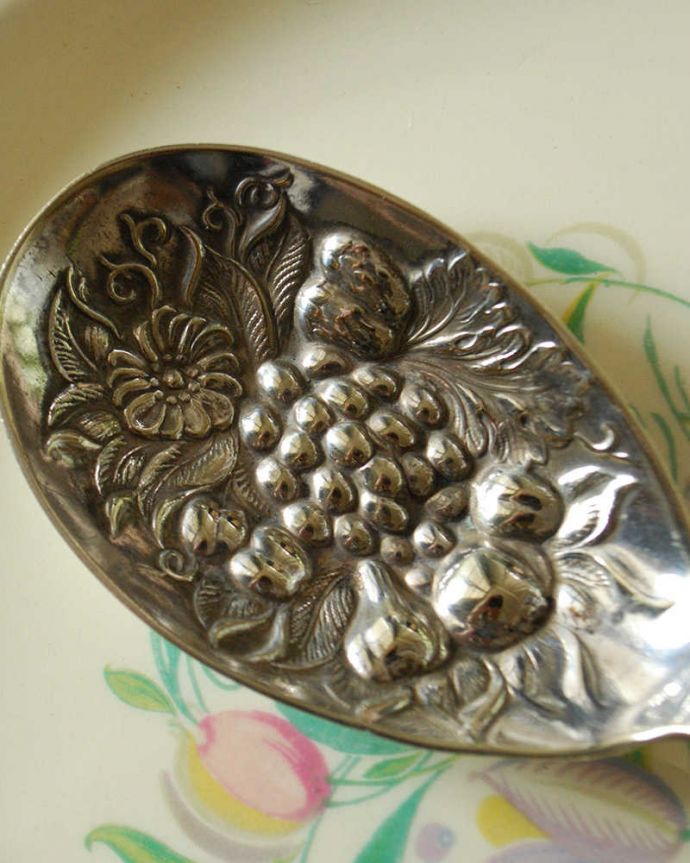 アンティーク 真鍮の雑貨　アンティーク雑貨　英国輸入の銀カトラリー、アンティークシルバーのベリースプーン。花や葉、そして果物の装飾がとっても美しいデザインです。(k-2146-z)