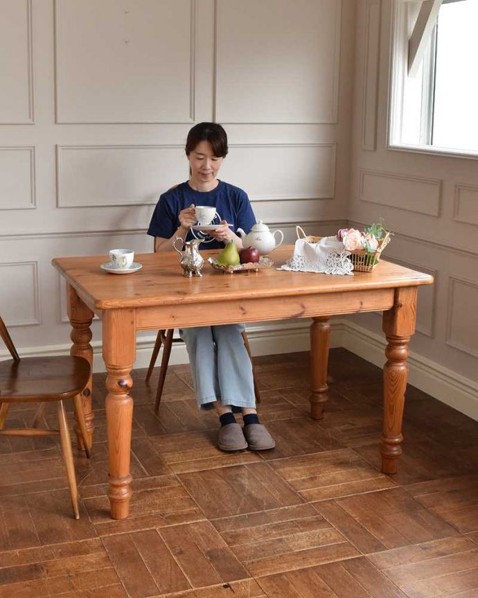 アンティークのテーブル　アンティーク家具　イギリス輸入のアンティーク家具、脚の彫りが可愛いパイン材のダイニングテーブル。ほっこりとした表情に癒されますオールドパイン材のテーブルは、独特の木目が特長。(k-2147-f)