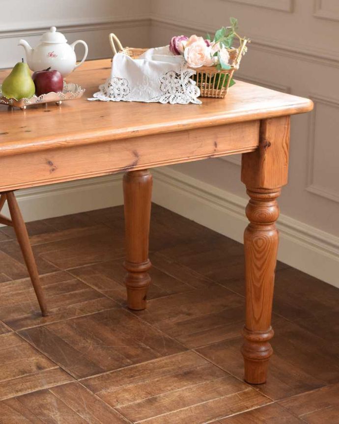 アンティークのテーブル　アンティーク家具　イギリス輸入のアンティーク家具、脚の彫りが可愛いパイン材のダイニングテーブル。ポコポコっとした可愛らしい脚脚のデザインもぬくもりあるやさしいデザイン。(k-2147-f)
