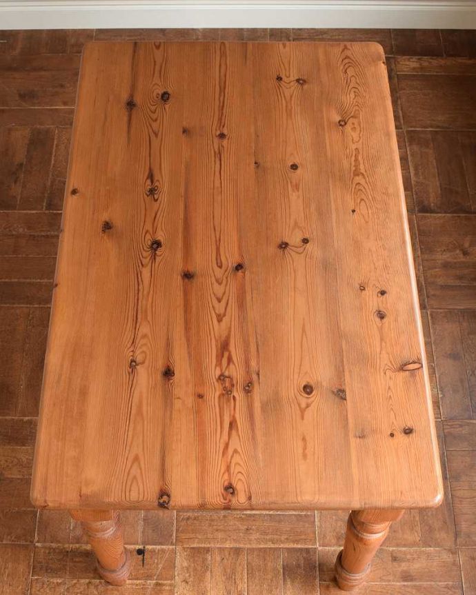 アンティークのテーブル　アンティーク家具　イギリス輸入のアンティーク家具、脚の彫りが可愛いパイン材のダイニングテーブル。天板はキレイに修復しました。(k-2147-f)
