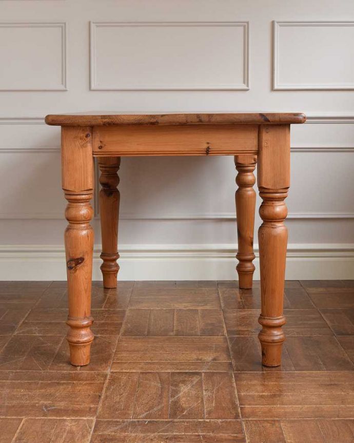 アンティークのテーブル　アンティーク家具　イギリス輸入のアンティーク家具、脚の彫りが可愛いパイン材のダイニングテーブル。横から見てみると･･･テーブルを横から見るとこんな感じ。(k-2147-f)