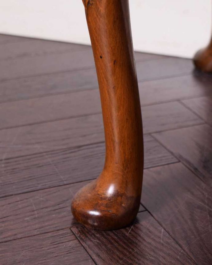 アンティークのチェスト　アンティーク家具　上品に佇む姿にうっとりする英国で出会ったアンティークのチェスト。女性1人でラクラク運べちゃう仕掛けHandleのアンティークは、脚の裏にフェルトキーパーをお付けしています。(k-2150-f)