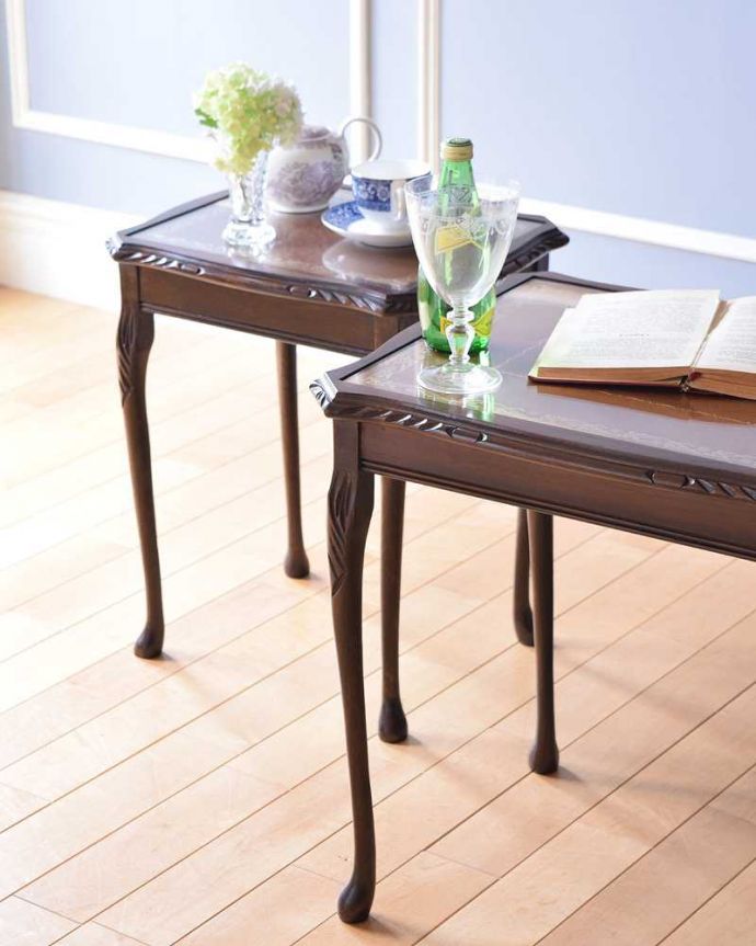 アンティークのテーブル　アンティーク家具　優雅な英国のアンティーク家具、ガラス付き天板のコーヒーテーブル（ネストテーブル）。一緒でも、バラバラでも使い方は自由自在のアンティーク。(k-2151-f)