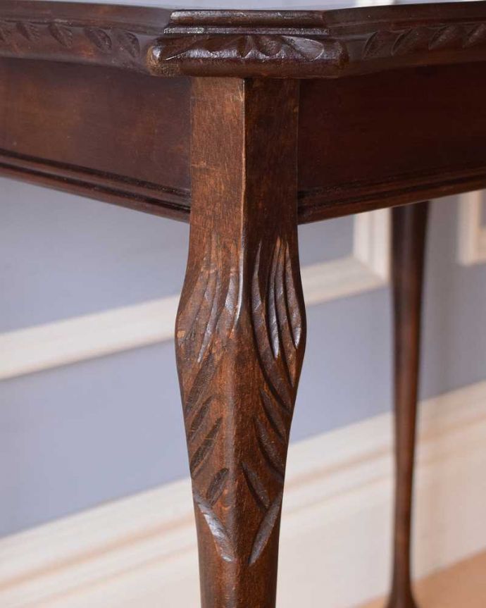 アンティークのテーブル　アンティーク家具　優雅な英国のアンティーク家具、ガラス付き天板のコーヒーテーブル（ネストテーブル）。うっとりする美しさアンティークだから手に入る美しい彫。(k-2151-f)