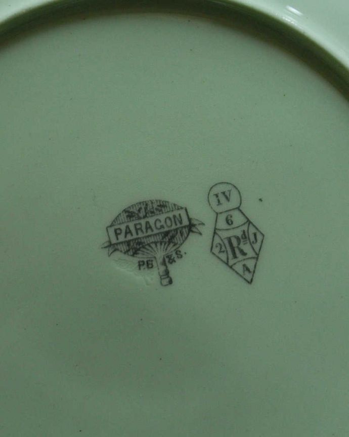 アンティーク 陶磁器の雑貨　アンティーク雑貨　爽やかなミントグリーンが美しい英国輸入のアンティークプレート（24cm）。ロゴがプリントされています。(k-2151-z)
