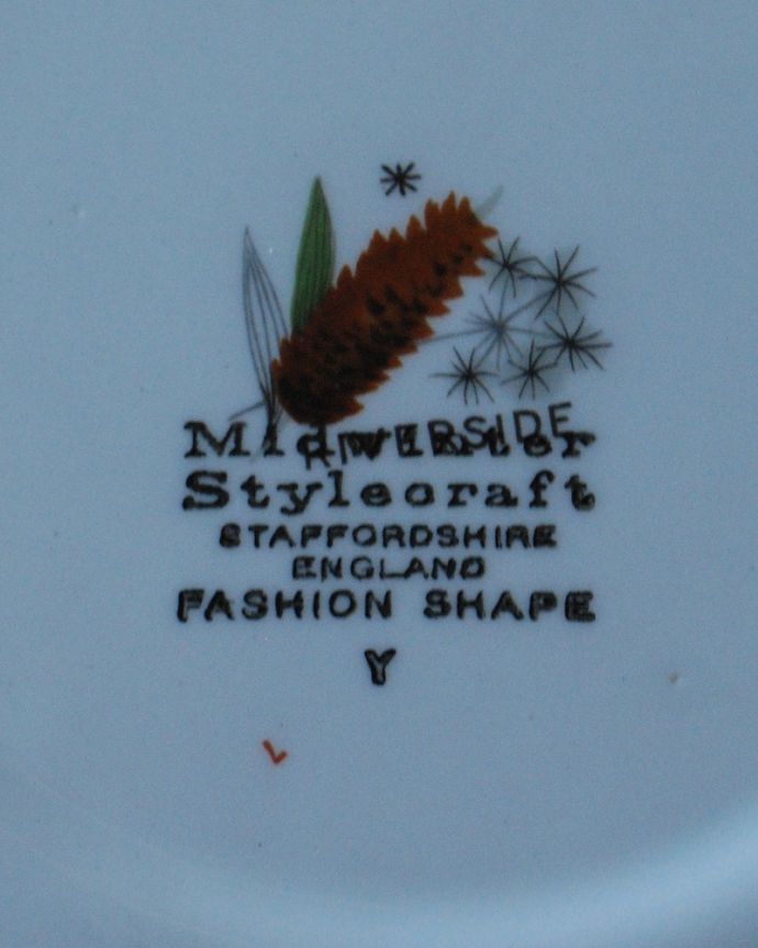 アンティーク 陶磁器の雑貨　アンティーク雑貨　シックな英国輸入のアンティークプレート（小）ミッドウィンター社のRIVERSIDE。ロゴがプリントされています。(k-2152-z)