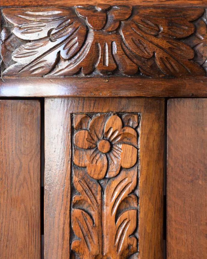 アンティークのキャビネット　アンティーク家具　お花の彫刻が華やか、英国の重厚なアンティークブックケース（ブックシェルフ）。いろんな場所にこだわり彫のデザインもいろいろです。(k-2153-f)