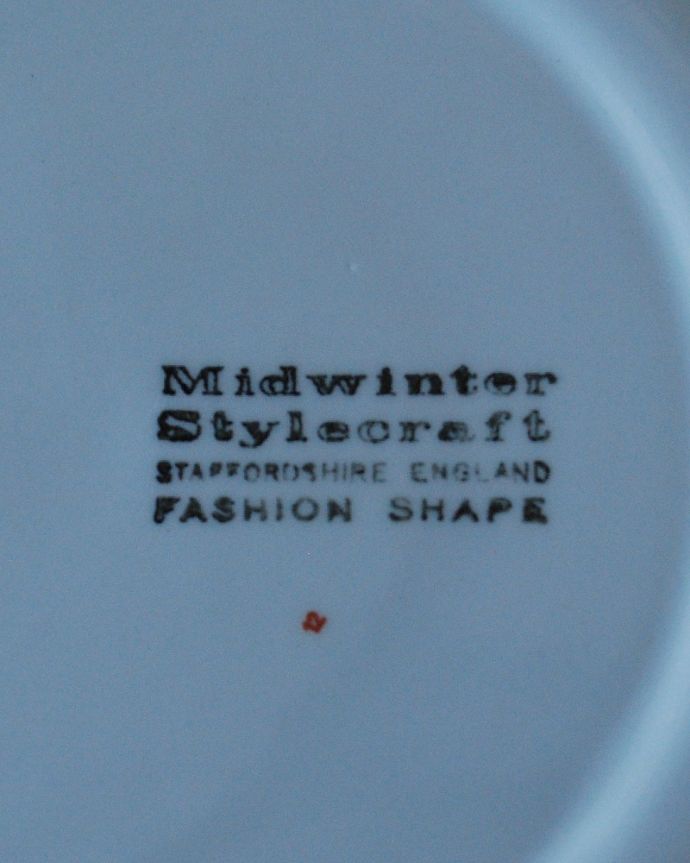 アンティーク 陶磁器の雑貨　アンティーク雑貨　シックな英国輸入のアンティークプレート（大）ミッドウィンター社のRIVERSIDE。ロゴがプリントされています。(k-2153-z)