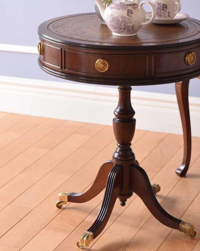 アンティークのテーブル　アンティーク家具　マホガニー材の引き出し付きのドラムテーブル、英国輸入のアンティークの家具。引き出しまで付いている実力派デザインや木目の美しさはもちろん、引き出しまで付いているので、使いやすさもバッチリです。(k-2154-f)