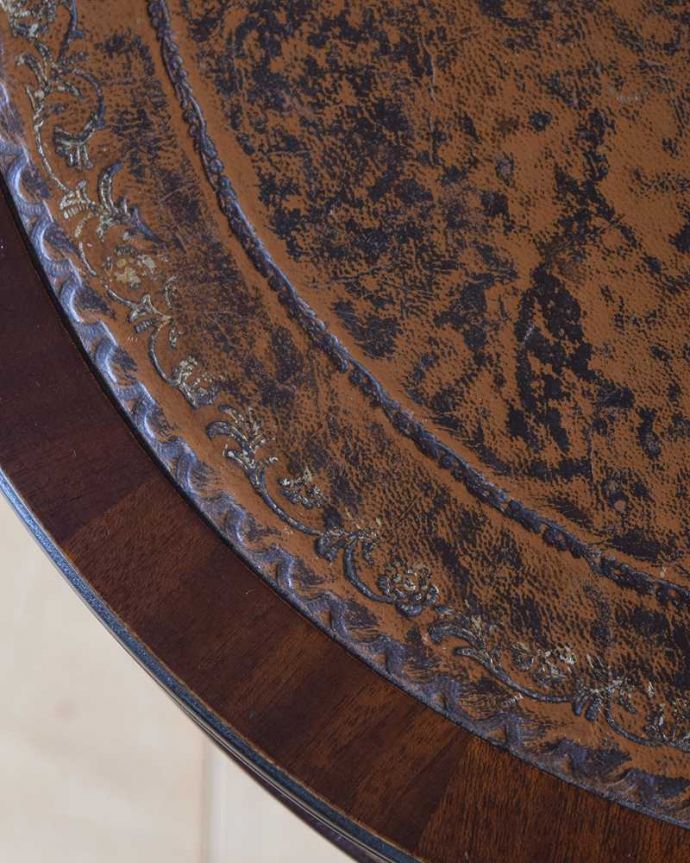 アンティークのテーブル　アンティーク家具　マホガニー材の引き出し付きのドラムテーブル、英国輸入のアンティークの家具。近くで見てみると･･･革貼りなのに大切に使われていたらしく、革の状態がとてもよくとてもキレイです。(k-2154-f)