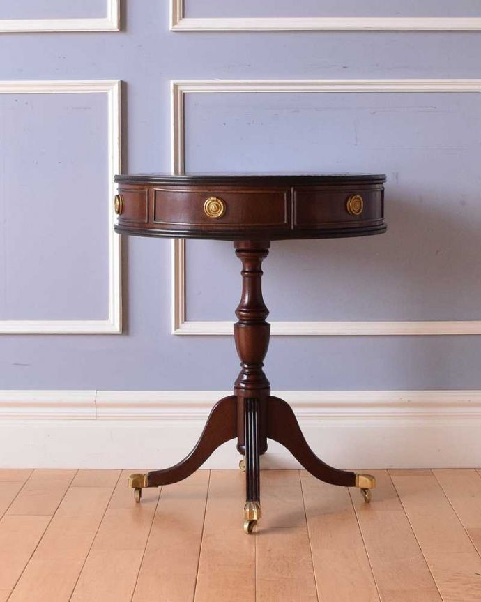 アンティークのテーブル　アンティーク家具　マホガニー材の引き出し付きのドラムテーブル、英国輸入のアンティークの家具。クルッと回転。(k-2154-f)