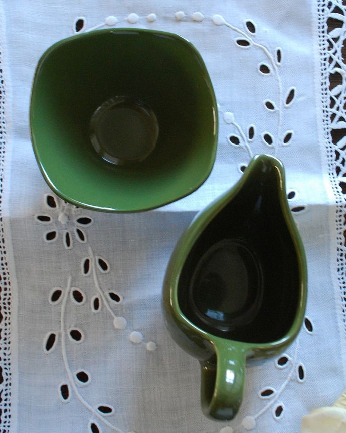 アンティーク 陶磁器の雑貨　アンティーク雑貨　マットなグリーンがオシャレな、アンティークミルクポット＆ボウル。アンティークなので多少のキズ・汚れがある場合があります。(k-2154-z)