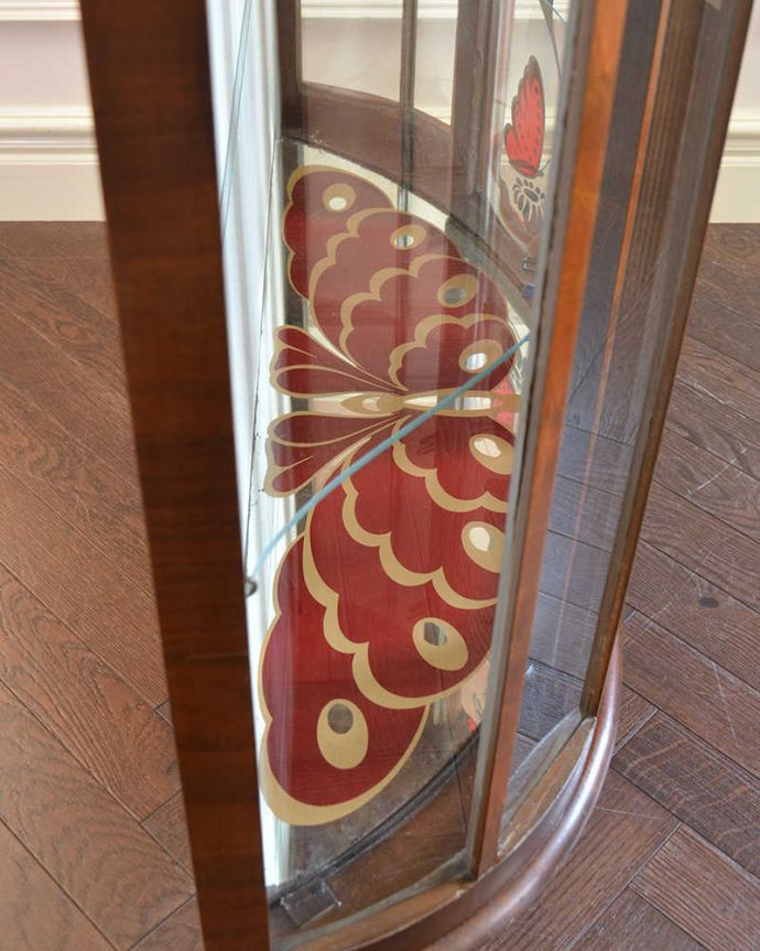 アンティークのキャビネット　アンティーク家具　蝶とお花が可憐なイギリスで見つけたアンティークガラスキャビネット（引き戸タイプ）。こんなところにもこだわり扉内部にも華やかな模様が描かれています。(k-2155-f)