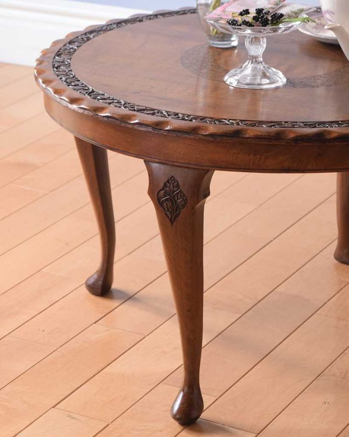 アンティークのテーブル　アンティーク家具　丸い天板が華やかなフランスのアンティーク家具、コンパクトサイズのコーヒーテーブル。英国らしいデザインのうつくしさにうっとり･･･脚のデザインだけ見ても、アンティークらしさが感じられるんです。(k-2157-f)