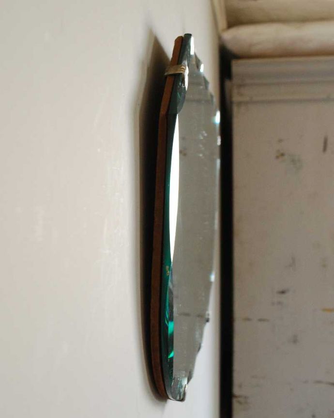 アンティーク ミラー（鏡）　アンティーク雑貨　縁どりの大ぶりのカッティングが綺麗な横長のアンティークミラー（壁掛け鏡）。アンティークのミラーは重みがあります。(k-2158-z)