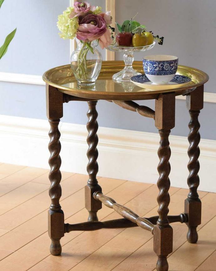 アンティークのテーブル　アンティーク家具　英国のアンティーク家具、トレイ付きの便利なオケージョナルテーブル（トレイテーブル）。英国アンティークらしい脚の美しさが自慢どこに置いても魅了されてしまう脚のデザインの美しさ。(k-2160-f)