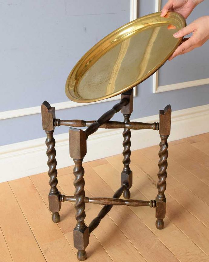 アンティークのテーブル　アンティーク家具　英国のアンティーク家具、トレイ付きの便利なオケージョナルテーブル（トレイテーブル）。誰でもカンタン！立てて脚を引っ張り出すだけであっという間にテーブルに。(k-2160-f)