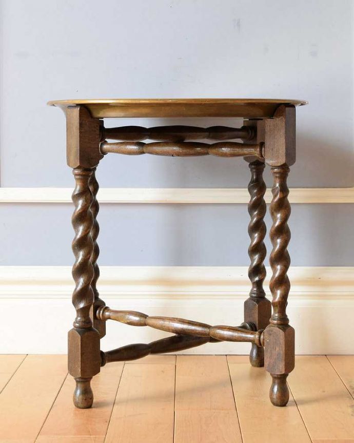 アンティークのテーブル　アンティーク家具　英国のアンティーク家具、トレイ付きの便利なオケージョナルテーブル（トレイテーブル）。横から見るとこんな感じちょっと回転してみるとこんな感じです。(k-2160-f)