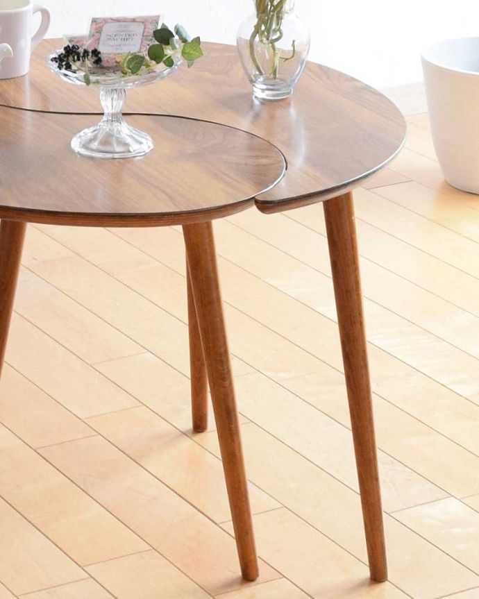 アンティークのテーブル　アンティーク家具　スマートでお洒落なデザイン、ヴィンテージの２台セットのコーヒーテーブル（ペアテーブル）。クールな表情の中に感じられるぬくもり･･･ヴィンテージの家具は一見クールな表情。(k-2162-f)