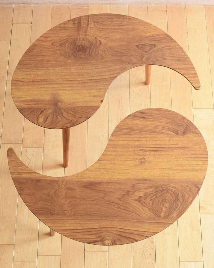 アンティークのテーブル　アンティーク家具　スマートでお洒落なデザイン、ヴィンテージの２台セットのコーヒーテーブル（ペアテーブル）。2つを並べて上から見てみましょうこのテーブルは二つに分けて使うことが出来ます。(k-2162-f)
