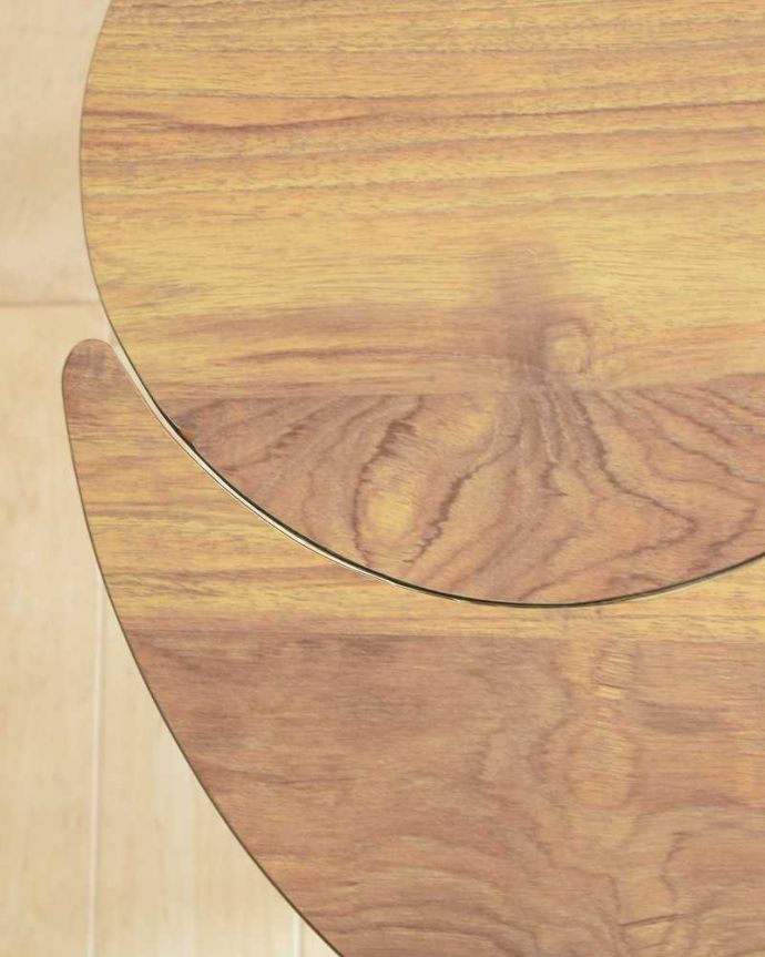 アンティークのテーブル　アンティーク家具　スマートでお洒落なデザイン、ヴィンテージの２台セットのコーヒーテーブル（ペアテーブル）。近づいて見てみると･･･天板を近くで見て下さい。(k-2162-f)