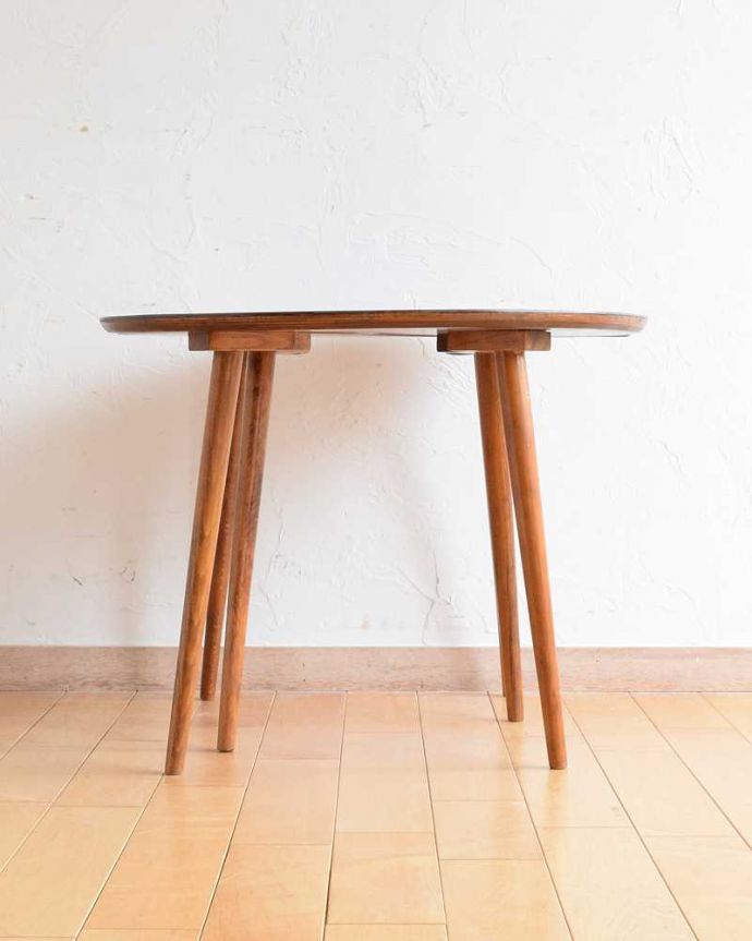 アンティークのテーブル　アンティーク家具　スマートでお洒落なデザイン、ヴィンテージの２台セットのコーヒーテーブル（ペアテーブル）。横から見てみてもカッコいい！北欧スタイルのテーブルは、横から見てもやっぱりスマートでカッコいいんです。(k-2162-f)