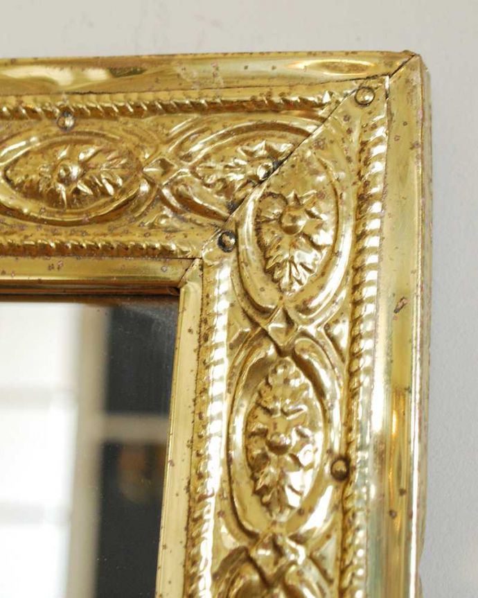 アンティーク ミラー（鏡）　アンティーク雑貨　横長がおしゃれ、ゴールドのフレームが素敵なイギリス輸入のアンティークミラー。エレガントな装飾で縁取られた美しいミラー。(k-2168-z)