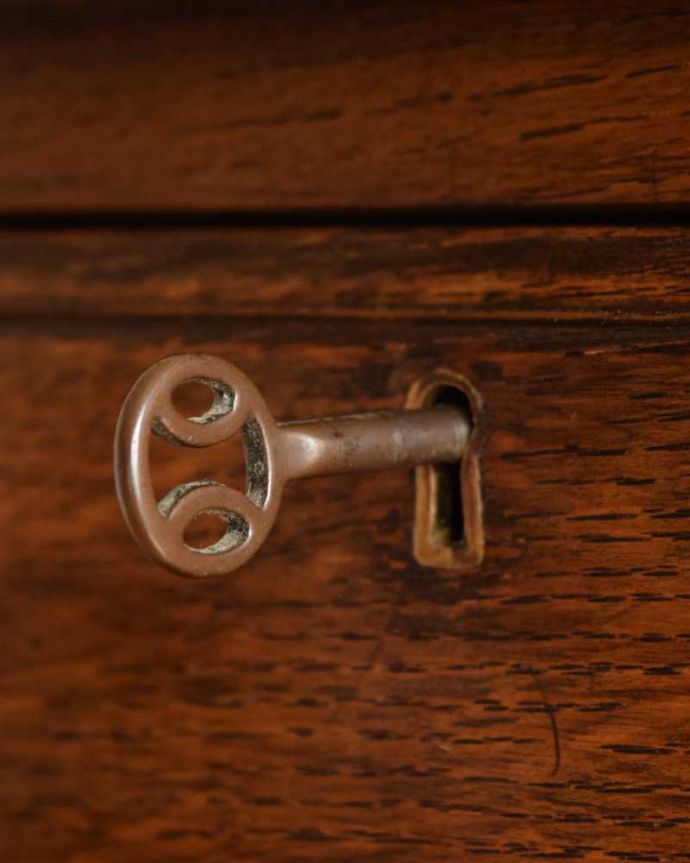 アンティークのチェスト　アンティーク家具　英国のカッコいいアンティーク家具、鍵が付いた美しい３段チェスト。大切なものも収納出来ますおとぎ話に出てくるような可愛いアンティークの鍵が付いています。(k-2169-f)