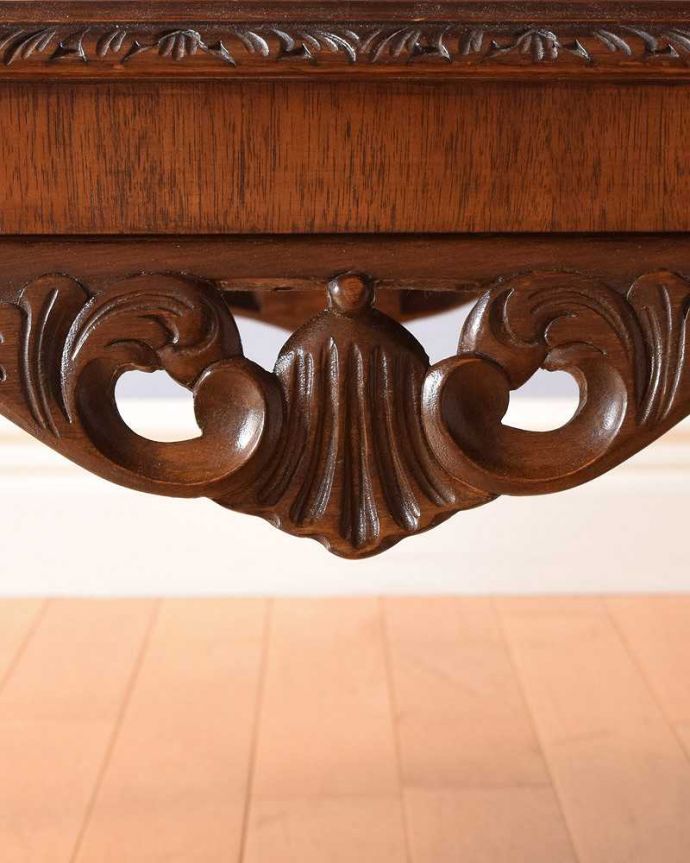 アンティークのテーブル　アンティーク家具　イギリスから輸入したアンティーク家具、ガラストップで仕上げた美しい天板のコーヒーテーブル 。美しい彫にもうっとり…さりげなく施された彫。(k-2172-f)