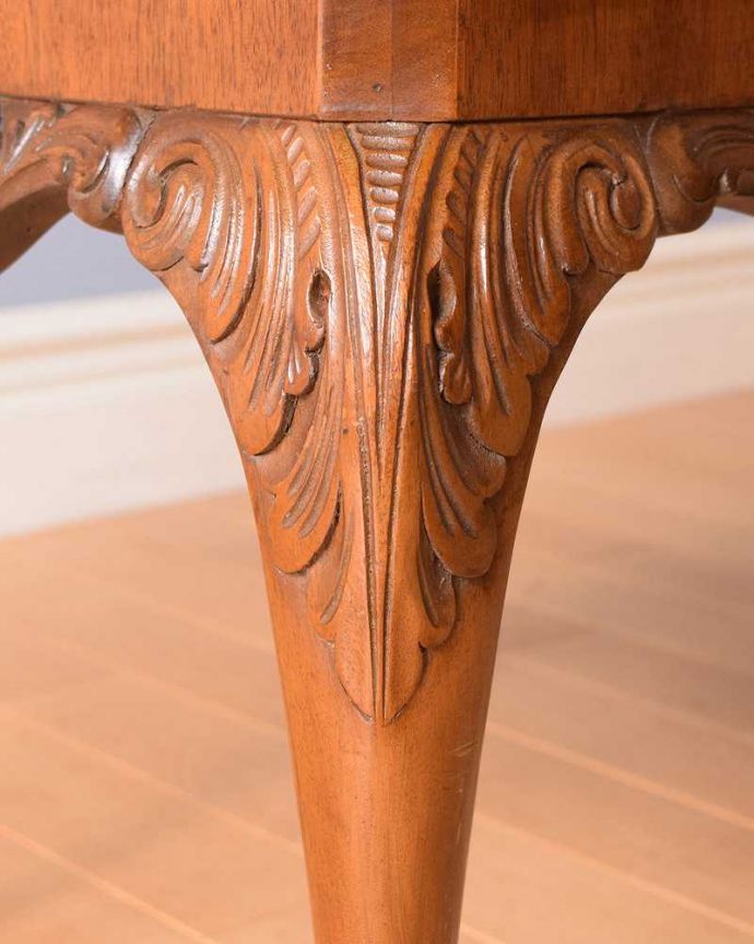 アンティークのテーブル　アンティーク家具　イギリスから輸入したアンティーク家具、ガラストップで仕上げた美しい天板のコーヒーテーブル 。うっとりする美しさアンティークだから手に入る美しい彫。(k-2172-f)