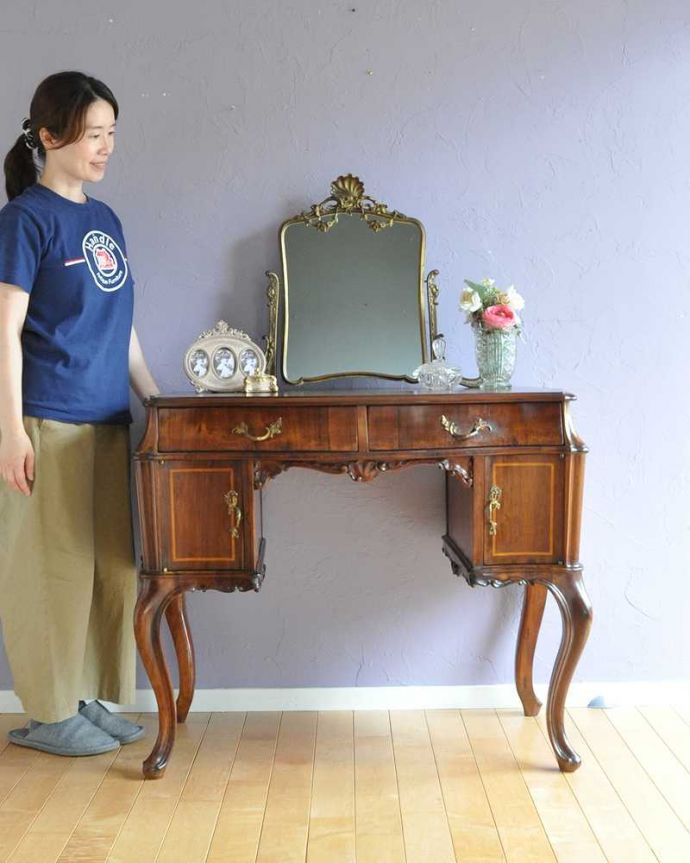 アンティークのドレッサー　アンティーク家具　イギリスで出会った豪華なアンティークドレッシングテーブル(ドレッサー) 。女性のため家具。(k-2173-f)