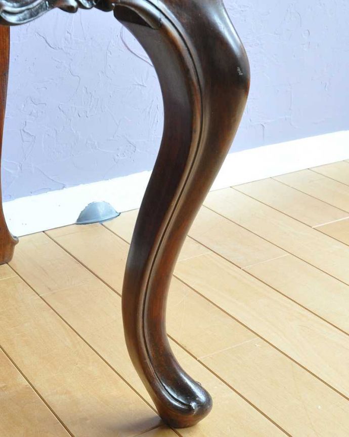アンティークのドレッサー　アンティーク家具　イギリスで出会った豪華なアンティークドレッシングテーブル(ドレッサー) 。女性1人でラクラク運べちゃう仕掛けHandleのアンティークは、脚の裏にフェルトキーパーをお付けしています。(k-2173-f)