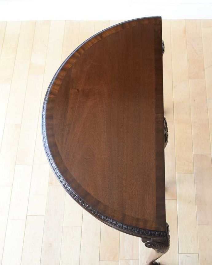 アンティークのテーブル　アンティーク家具　マホガニー材のカードテーブル（ゲームテーブル）装飾の優雅なアンティーク英国家具 。上から見ると何を置いても素敵に魅せてくれる力があります。(k-2174-f)