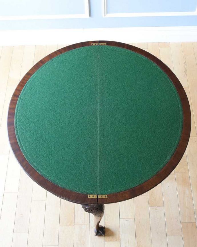 アンティークのテーブル　アンティーク家具　マホガニー材のカードテーブル（ゲームテーブル）装飾の優雅なアンティーク英国家具 。ゲーム天板がでてきますこのテーブルは、２WAYタイプ。(k-2174-f)