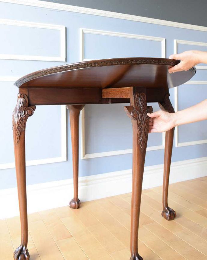 アンティークのテーブル　アンティーク家具　マホガニー材のカードテーブル（ゲームテーブル）装飾の優雅なアンティーク英国家具 。簡単に開きます女性１人で、簡単に天板を開くことができます。(k-2174-f)