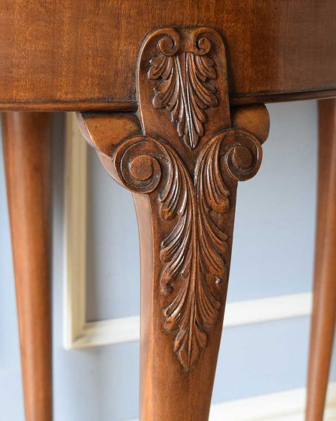 アンティークのテーブル　アンティーク家具　マホガニー材のカードテーブル（ゲームテーブル）装飾の優雅なアンティーク英国家具 。いろんな場所にこだわり彫のデザインもいろいろです。(k-2174-f)