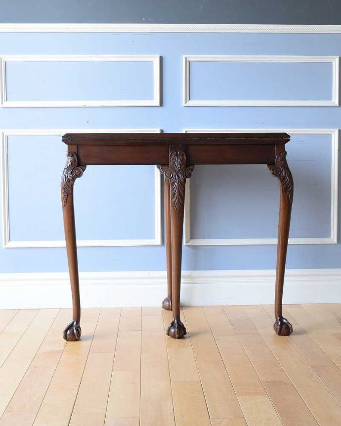 アンティークのテーブル　アンティーク家具　マホガニー材のカードテーブル（ゲームテーブル）装飾の優雅なアンティーク英国家具 。後ろ姿にも自信があります。(k-2174-f)