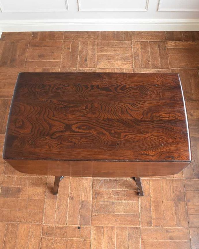 アンティークのテーブル　アンティーク家具　北欧のヴィンテージ家具、アーコールのドロップリーフダイニングテーブル（伸張式）。畳むとこんなにスリムなサイズリーフを閉じた状態のテーブルを上から見るとこんな感じ。(k-2178-f)