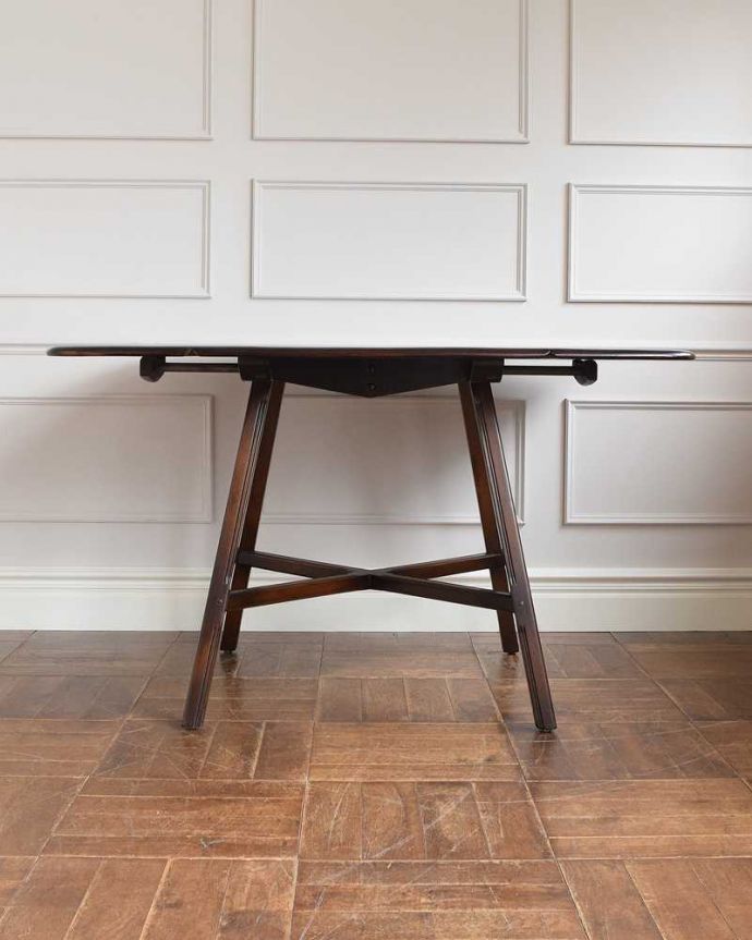 アンティークのテーブル　アンティーク家具　北欧のヴィンテージ家具、アーコールのドロップリーフダイニングテーブル（伸張式）。両方開いたらこんな感じ開いても閉じても、自由に使える便利さが魅力です。(k-2178-f)