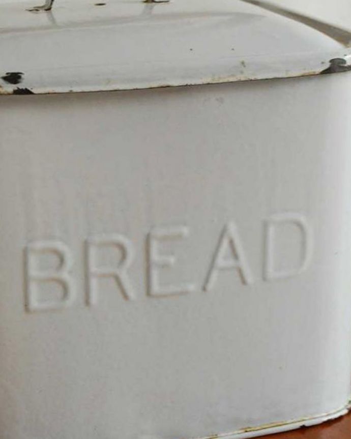 エンボスの書体が可愛いイギリス輸入雑貨、アンティークのブレッド缶